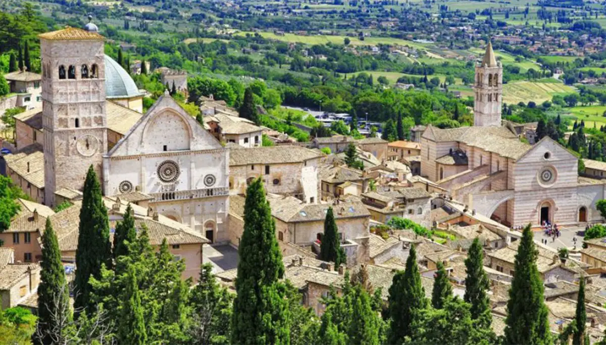 Il centro storico di Assisi, con le sue chiese affacciate sulla valle
