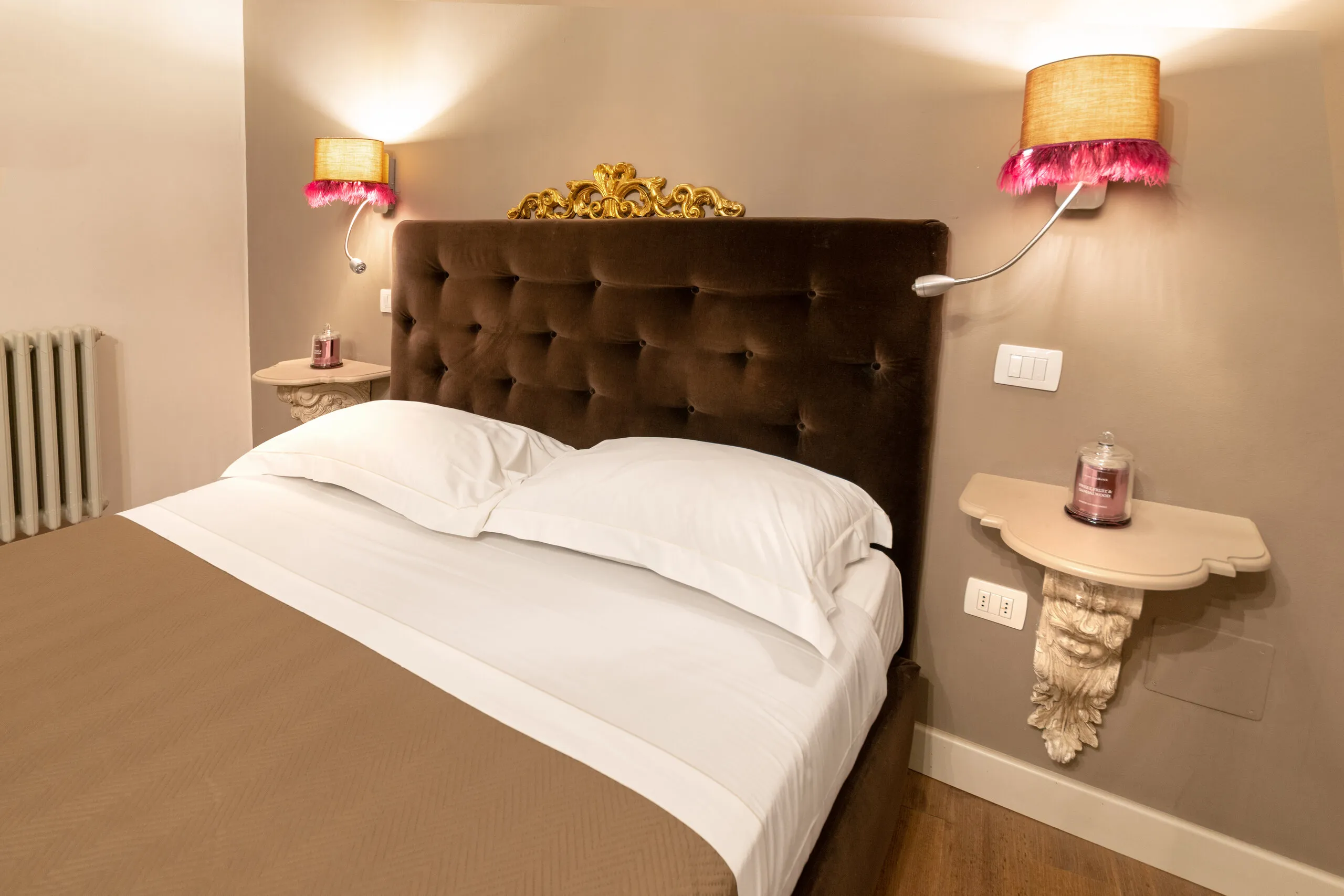 Il letto della Deluxe con fregio dorato sulla testata e applique frangiate