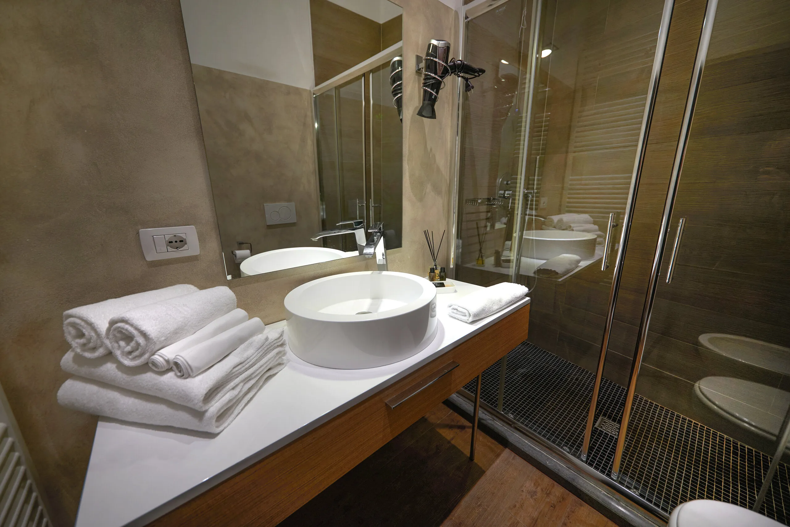 Il bagno della Deluxe, con lavabo tondo e doccia in vetro