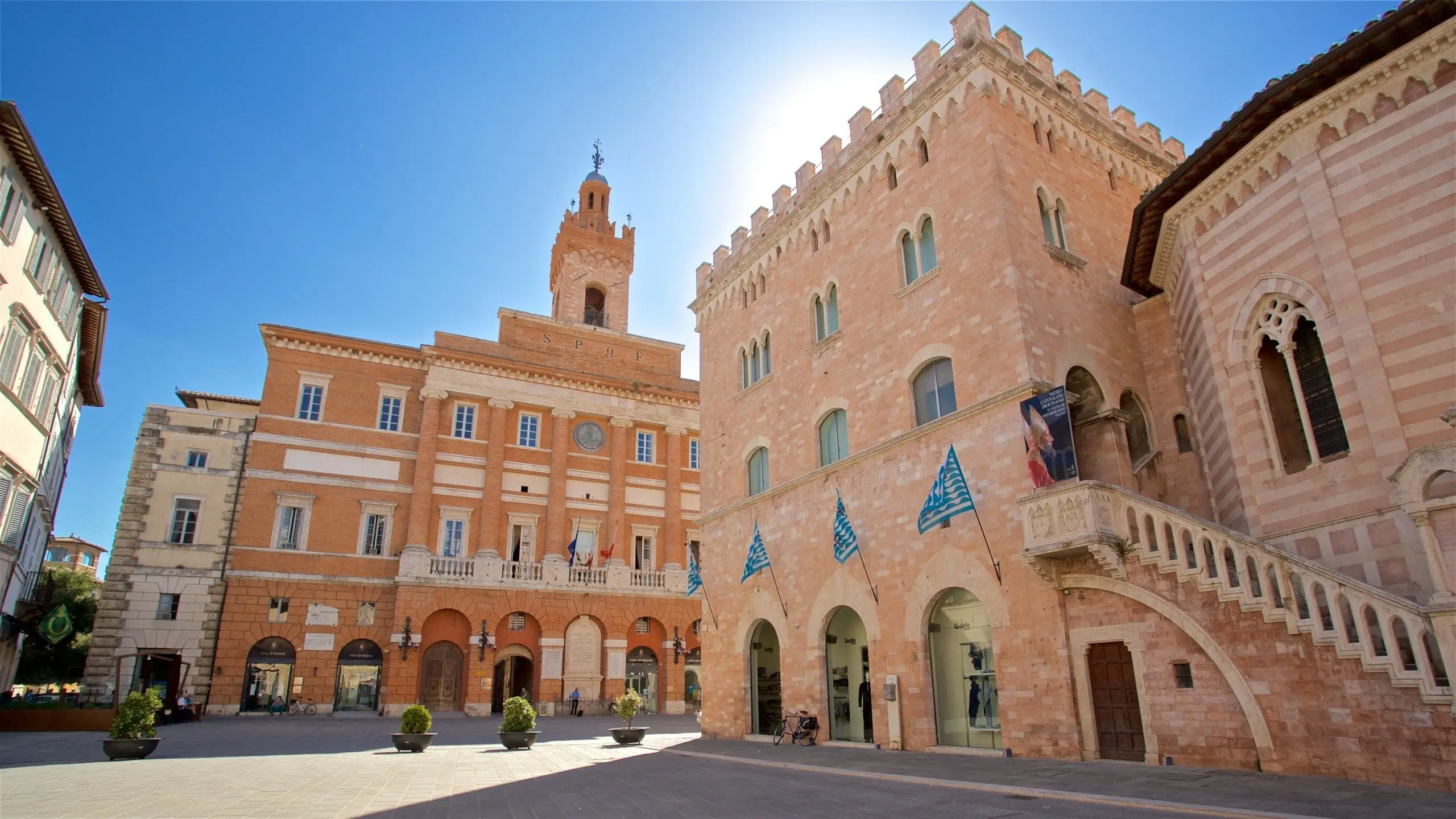La piazza principale di Foligno, fra il palazzo comunale e il fianco a fasce del duomo