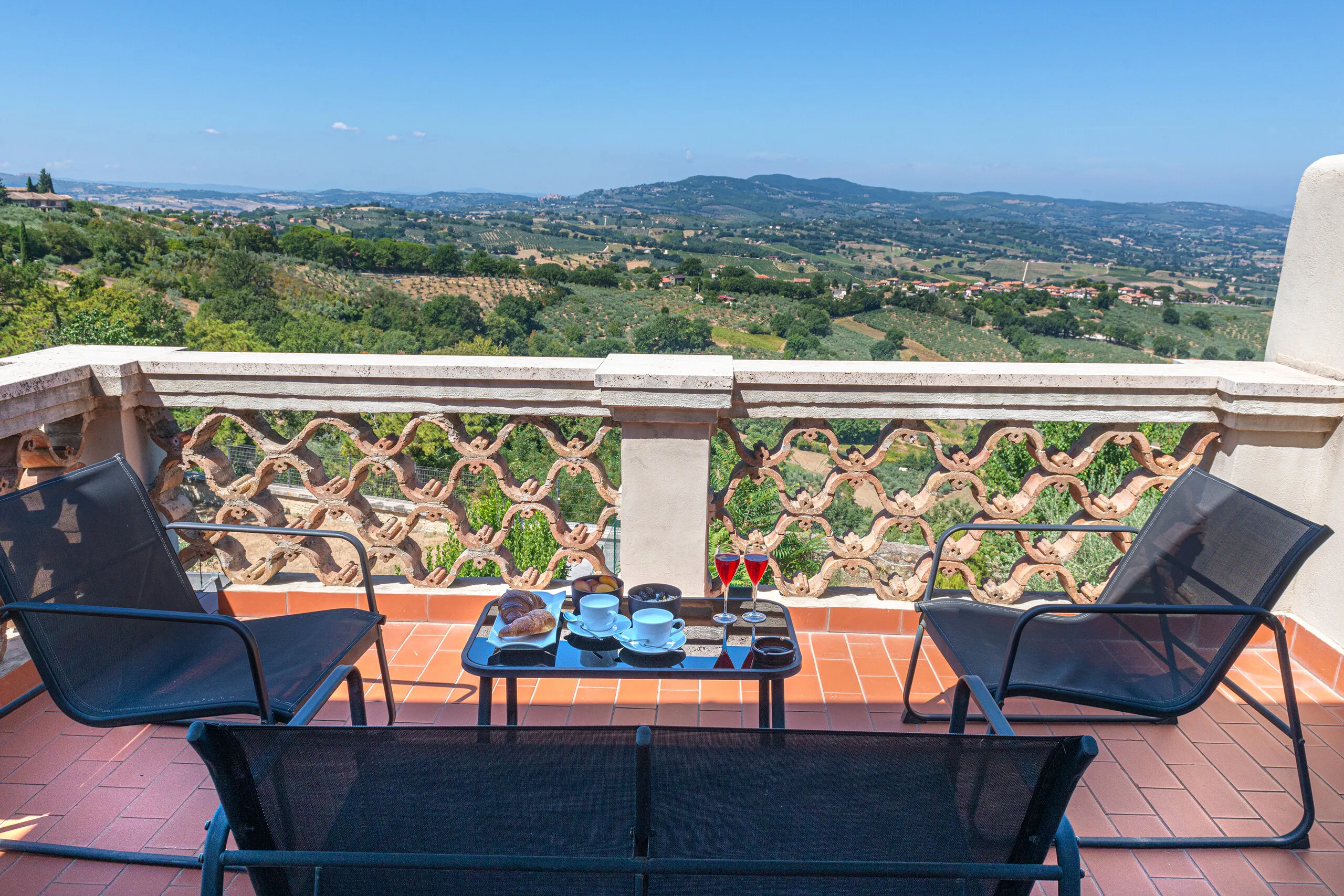 La vista sulla vallata umbra dal terrazzo privato della Junior Suite