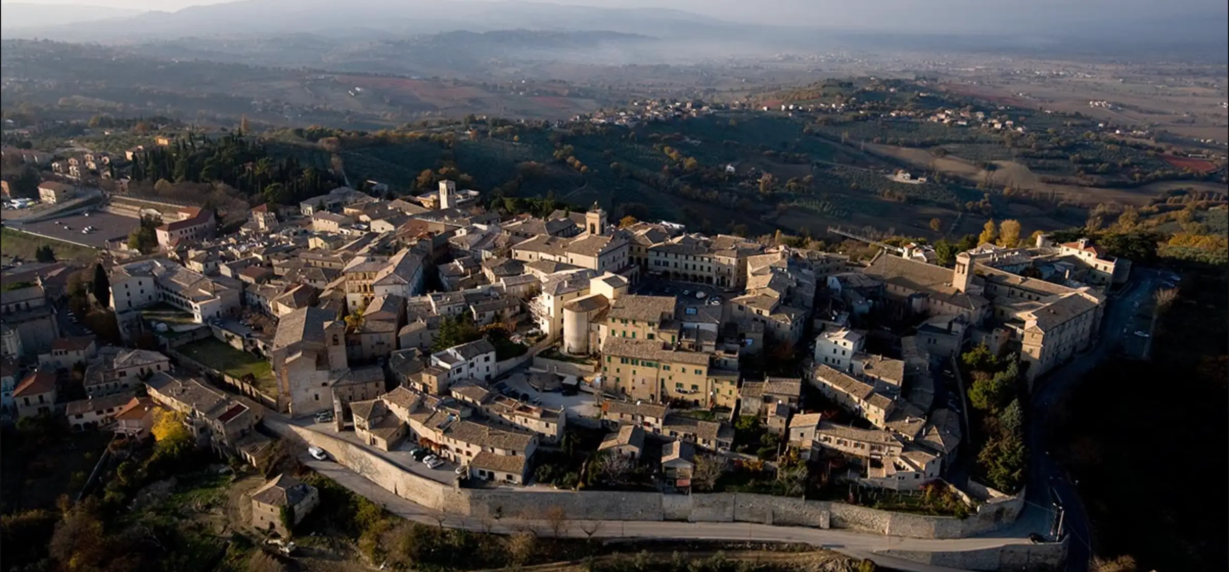 Veduta aerea di Montefalco e della campagna umbra
