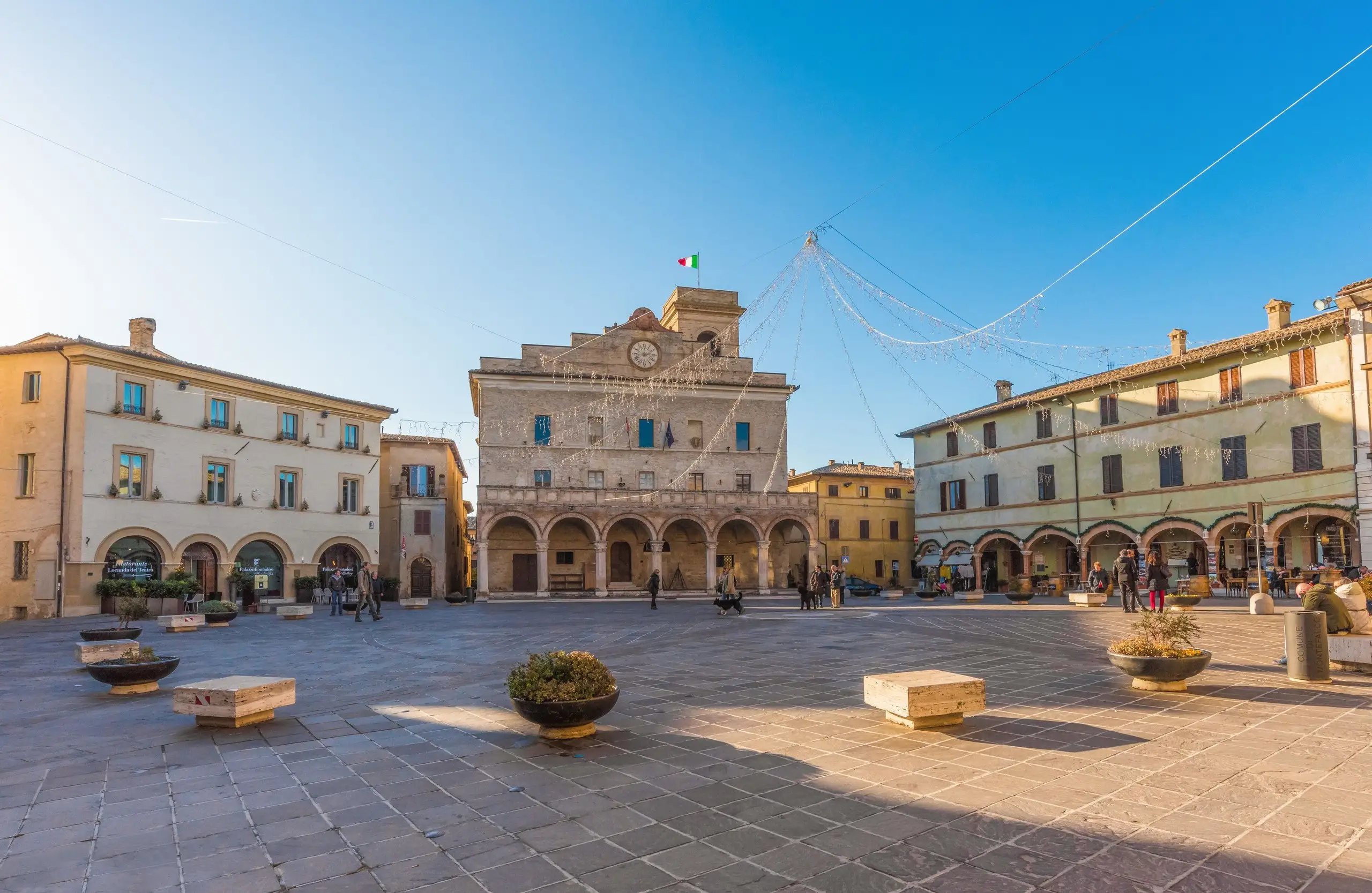 La piazza del Comune di Montefalco, con la loggia ad archi e la torre dell’orologio