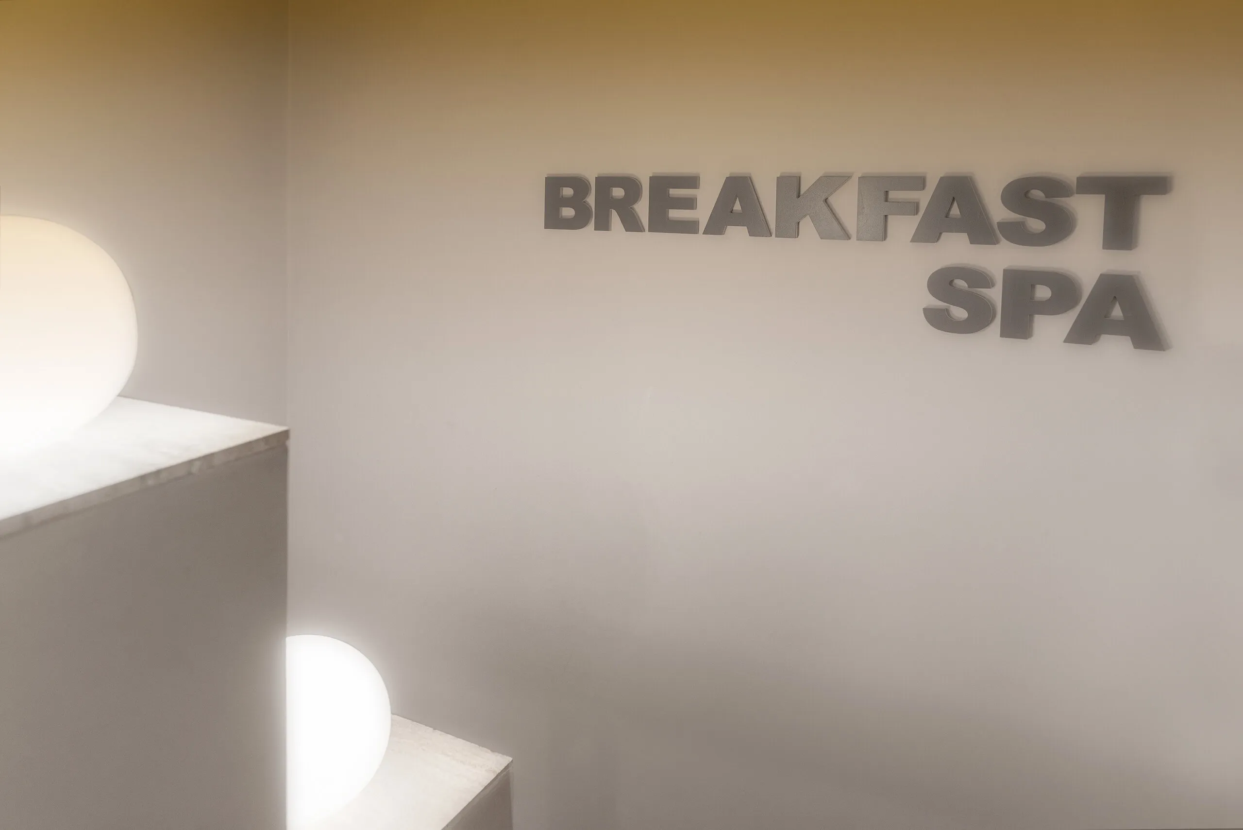 L’ingresso dell’area colazione e SPA, con la scritta a rilievo sulla parete