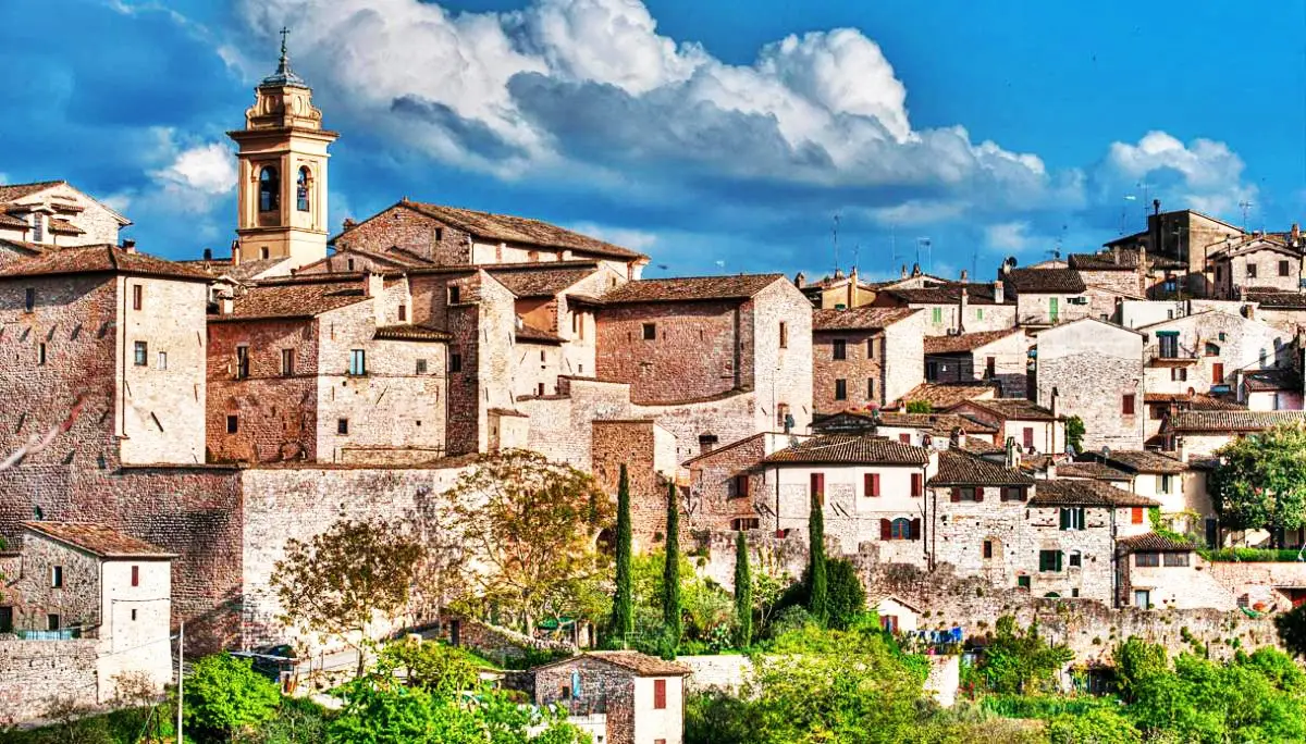 Le case in pietra di Spello che salgono lungo la collina