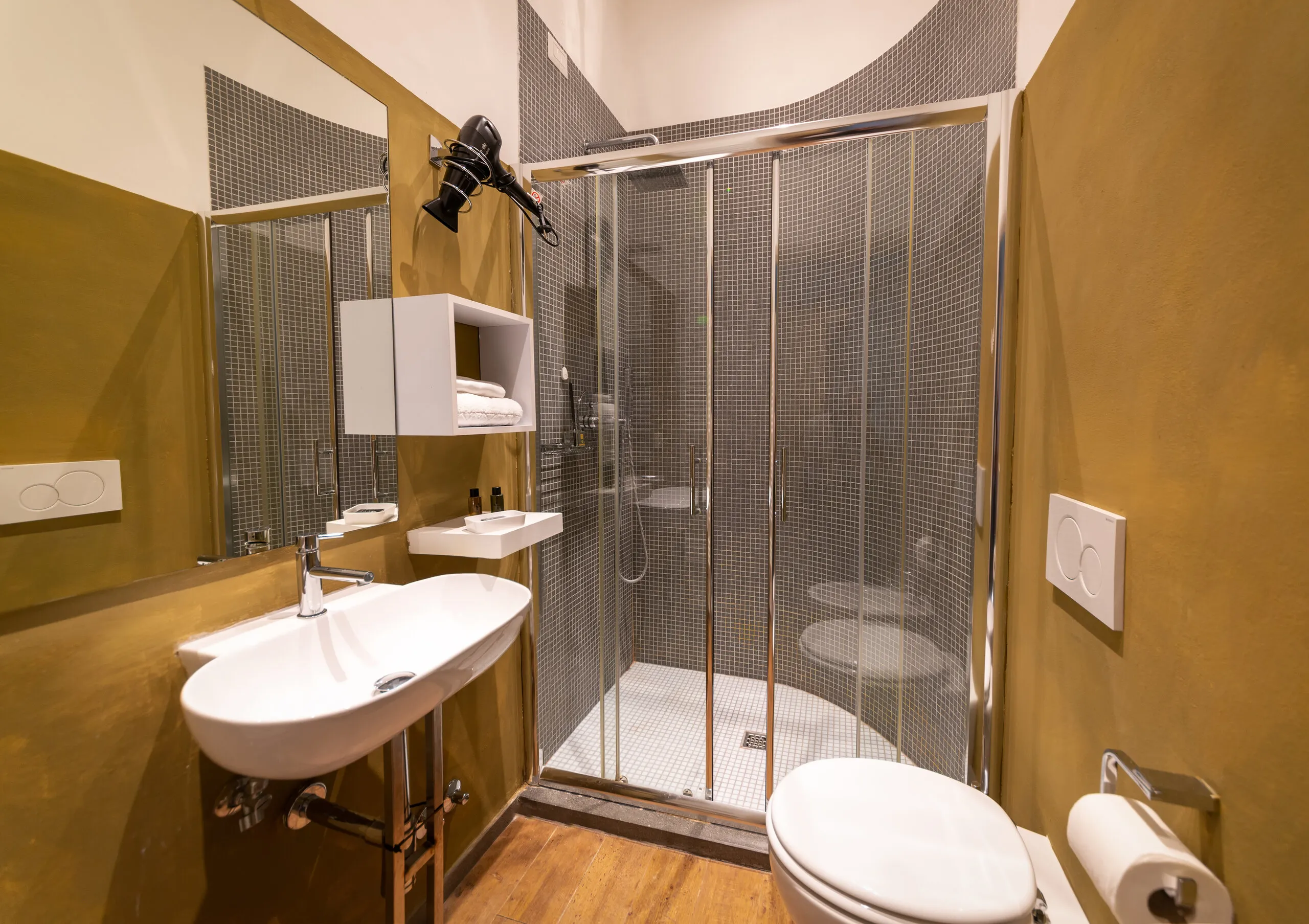 Il bagno della Standard 02, con doccia rivestita a mosaico