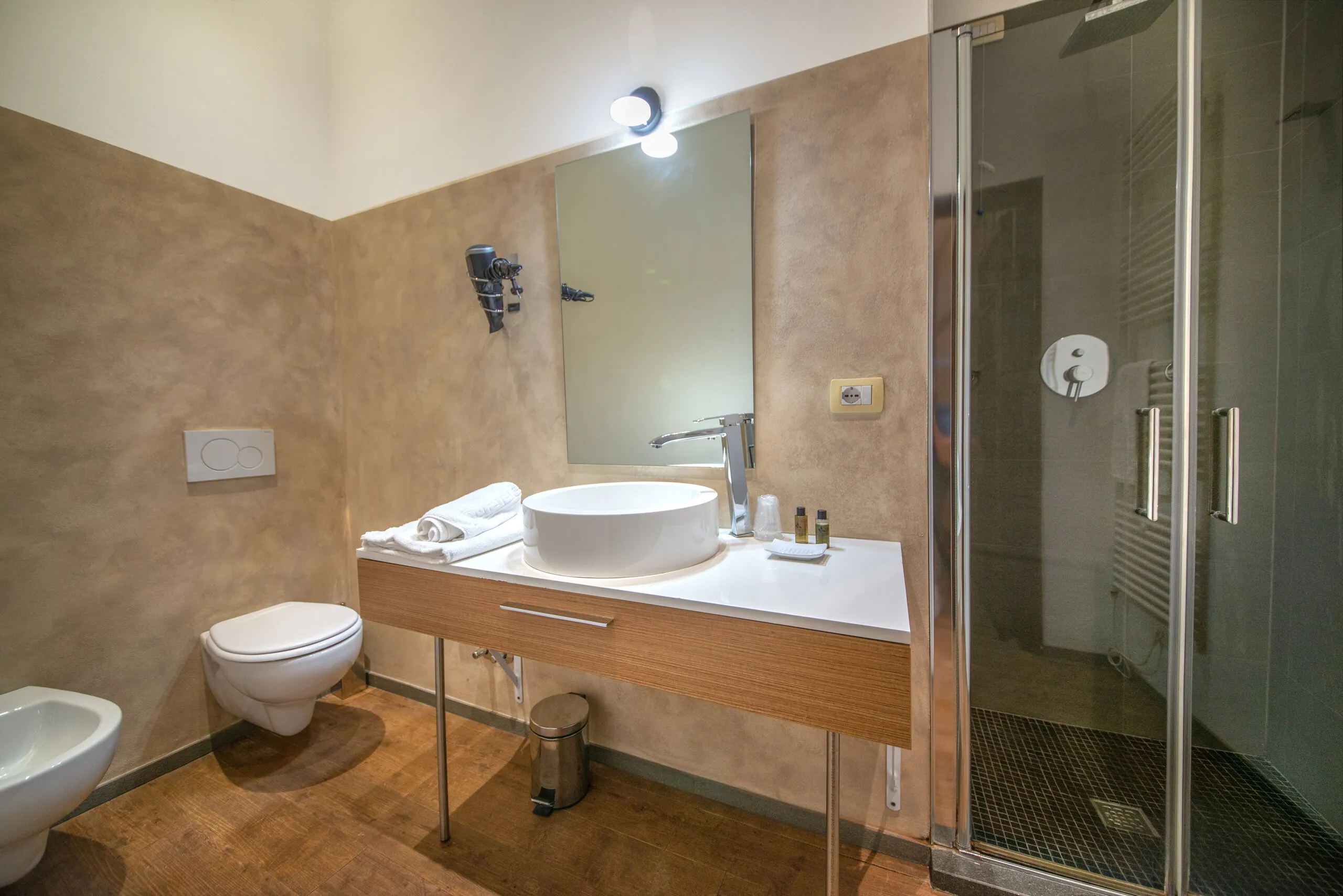Il bagno della Superior, con lavabo tondo e doccia rivestita di scuro