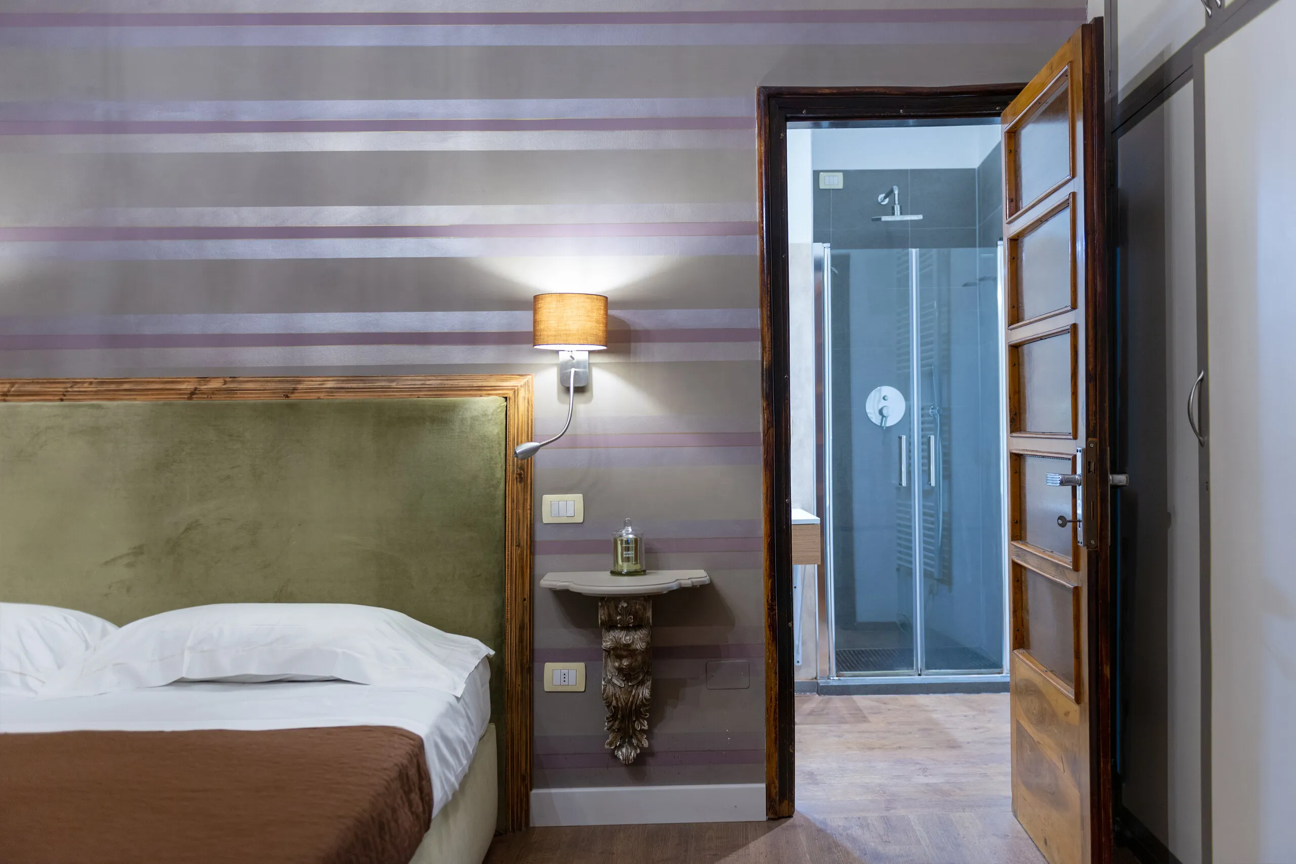 Dettaglio della testata verde della Superior, con la porta aperta sul bagno